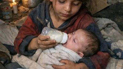 طفله مسئوله عن تلات اطفال